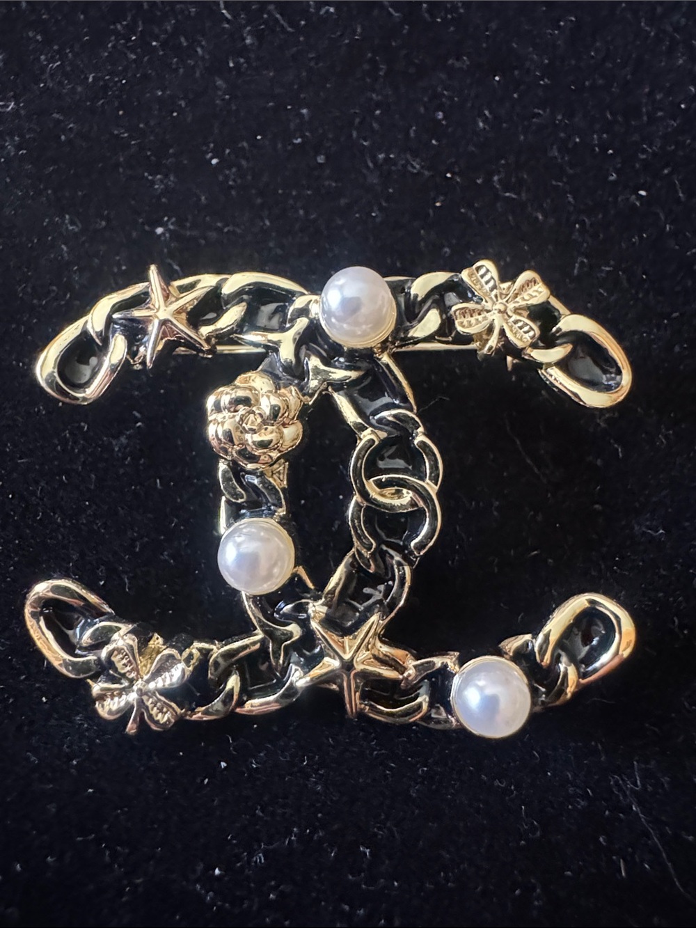 Brooch  pin Gold tone  and Pearl Interlocking Brooch